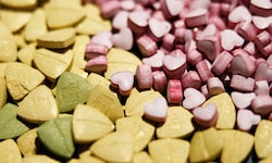MDMA  – bekannt als „Ecstasy“, „Molly“, „Emma“ oder „E“ – gilt als Partydroge.