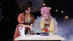 Angela Waidmann als selbstbewusste Tortenbäckerin (li.), Marlena Reinwald als Magda
