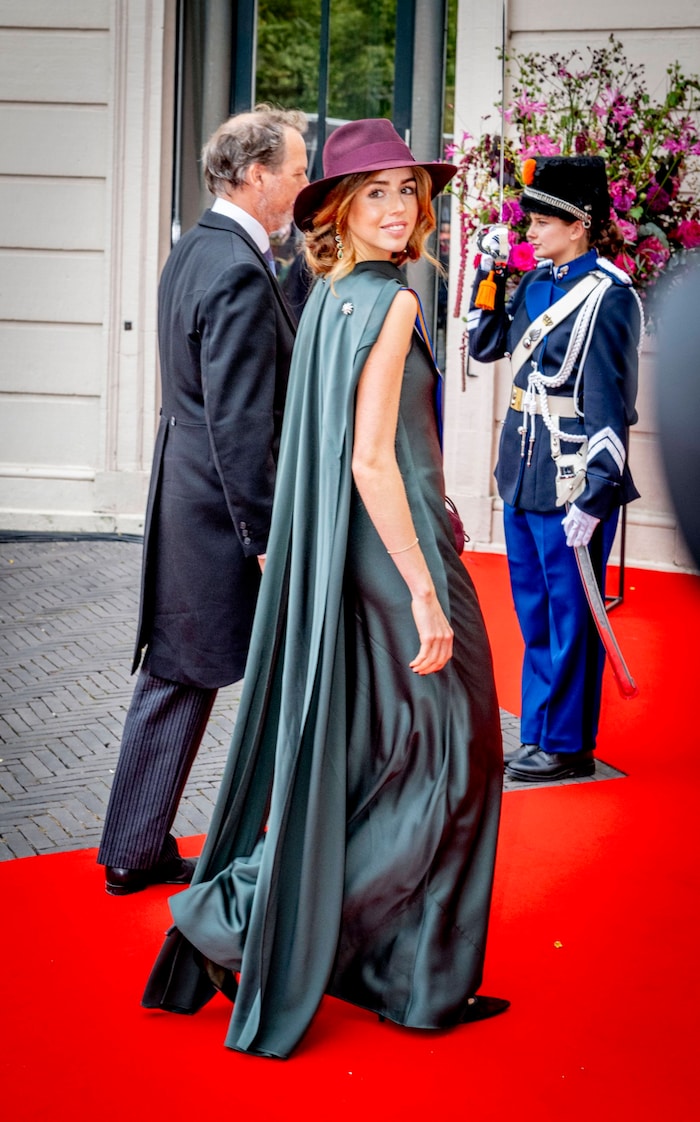 Prinzessin Alexia mit grünem Kleid und lilafarbenem Gaucho-Hut.