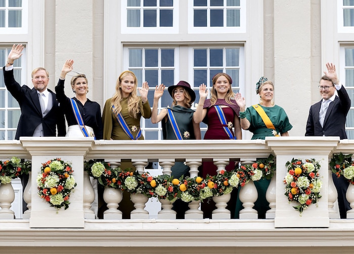 Vom Balkon des Noordeinde-Palastes winkten König Willem-Alexander, Königin Máxima und die ...