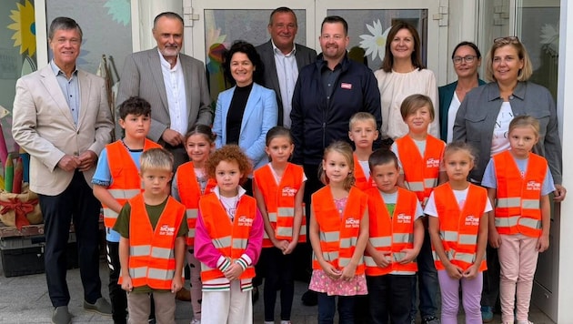 Landeshauptmann Hans Peter Doskozil überreichte den Taferlklasslern in Steinberg-Dörfl neue ...