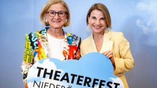 Landeshauptfrau Johanna Mikl-Leitner und Theaterfest-Obfrau Kristina Sprenger