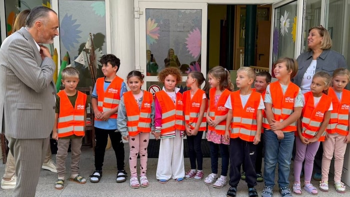 Die Erstklässler nahmen die Warnwesten dankend an und gingen voller Freude zurück in die Klasse.
