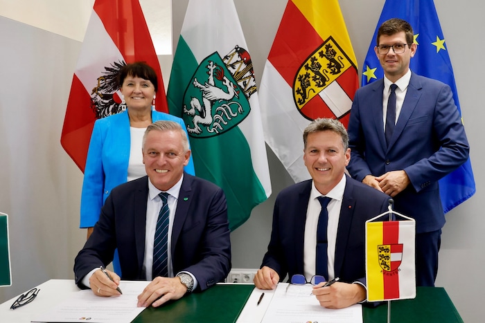 Kunasek (li. vorne) und Fellner unterzeichneten mit ihren Stellvertretern Khom (li. hinten) und ...