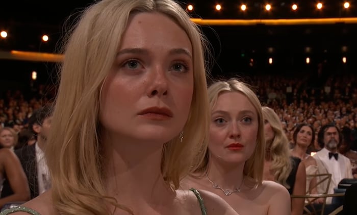 Elle Fanning (l.), die neben ihrer Schwester Dakota Fanning saß, standen die Tränen in den ...