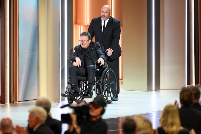 Der Schauspieler wurde von seinen Hollywood-Kollegen mit tosendem Applaus und Standing Ovations ...