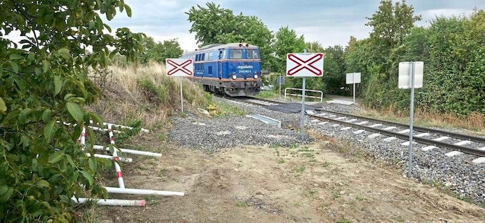 Unverständnis: Wer kommt auf die Idee, sich an einem kleinen Bahnübergang abzureagieren...?