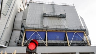 Nach dem Brand in einem Turm des Spanplattenherstellers Kaindl steht die Wiederaufbereitung des ...