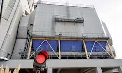 Nach dem Brand in einem Turm des Spanplattenherstellers Kaindl steht die Wiederaufbereitung des ...