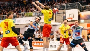 Petar Medic (M.) und Schwaz haben zwei Titelträger geschlagen.