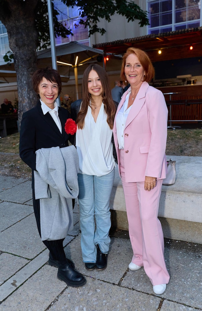 Ruth Brauer (li.) und Tochter Naomi sowie Maya Hakvoort.