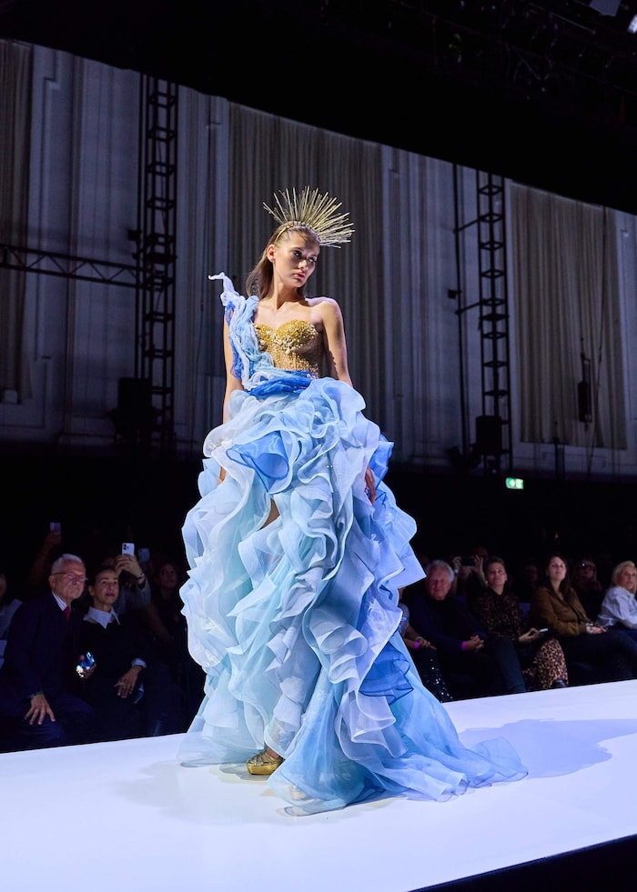 Opulent und märchenhaft: die voluminöse Robe in Hellblau mit goldener Korsage