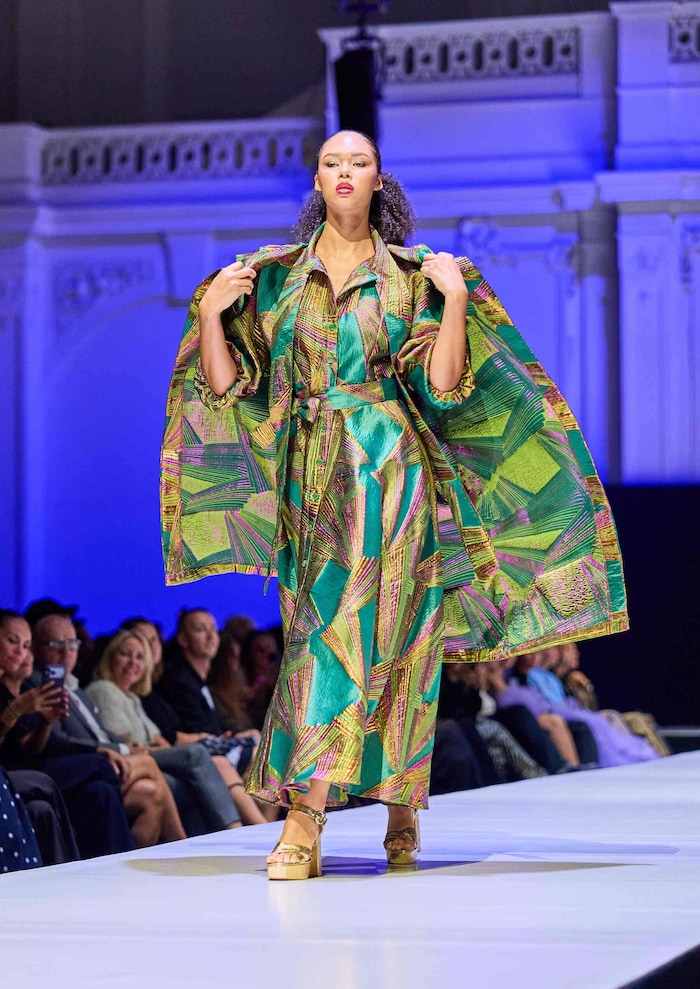 Statement-Look auf dem Catwalk: kräftige Farben, grafische Muster und eine voluminöse Silhouette ...