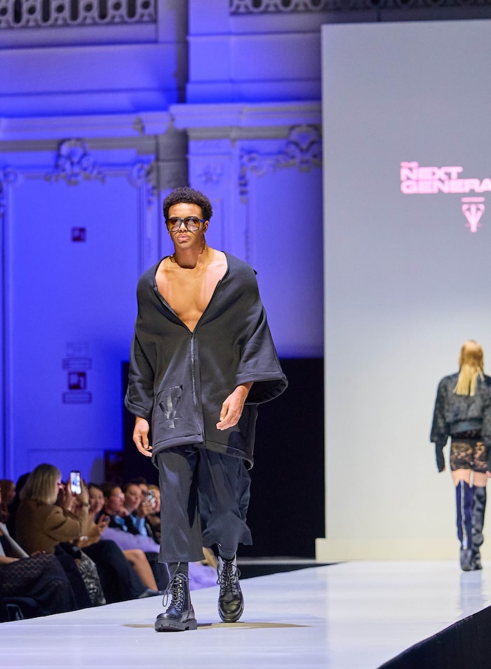Lässig und edgy: der dunkle Oversize-Look mit tiefem Ausschnitt und derben Boots setzte auf ...