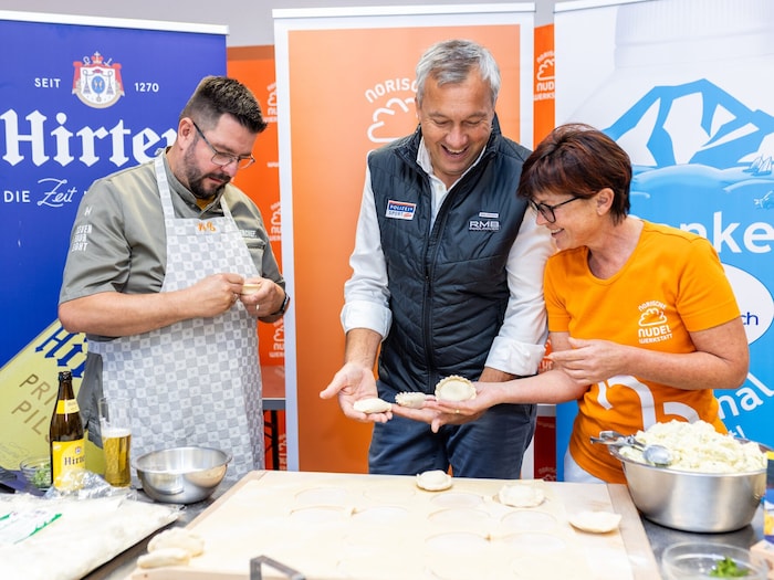 Wer krendelt besser? Edith macht pro Stunde 300 Käsnudel.
