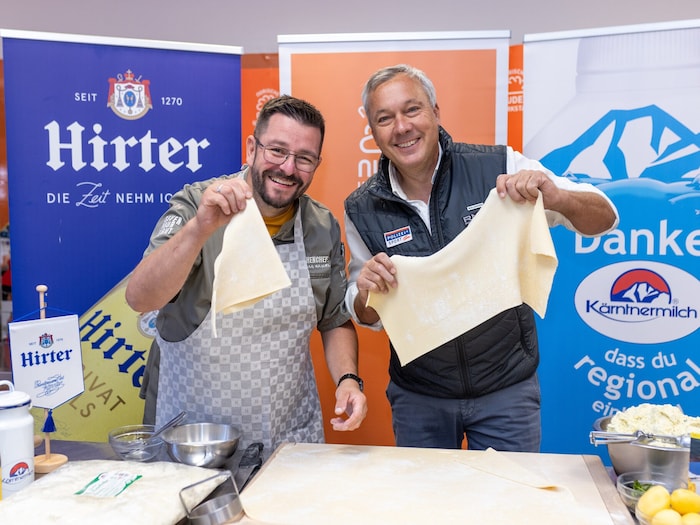 Fritz Strobl mit Küchenchef Thomas Mayerl und dem Käsnudelteig.
