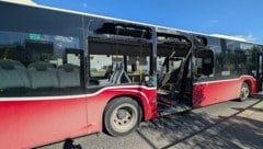 Der Lkw krachte seitlich in den Linienbus und kippte aufgrund der Wucht des Aufpralls um.