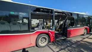 Der Lkw krachte seitlich in den Linienbus und kippte aufgrund der Wucht des Aufpralls um.