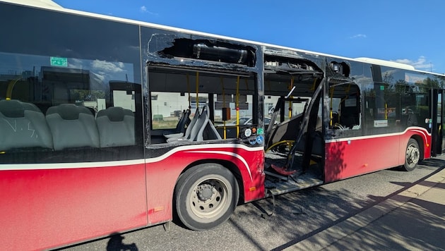 Der Lkw krachte seitlich in den Linienbus und kippte aufgrund der Wucht des Aufpralls um.