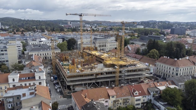 Die beeindruckende Großbaustelle neben der Universität Graz.
