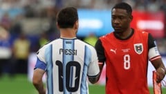 David Alaba, hier bei der WM mit Lionel Messi, ist weiter auf der Suche nach einem neuen Klub. 