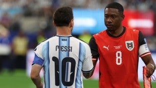 David Alaba, hier bei der WM mit Lionel Messi, ist weiter auf der Suche nach einem neuen Klub. 