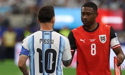 David Alaba, hier bei der WM mit Lionel Messi, ist weiter auf der Suche nach einem neuen Klub. 