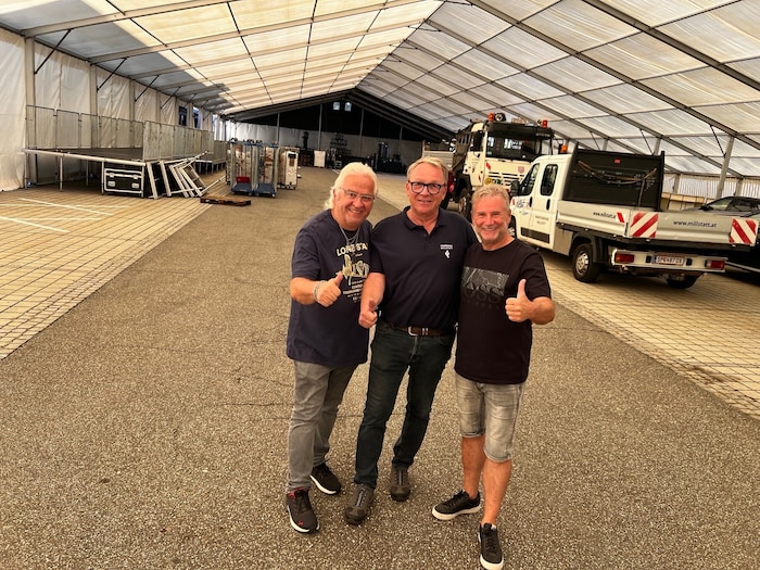 Roland Marchetti (Mitte) im noch leeren Festzelt mit den Nockis-Urgesteinen Friedl und Wilfried.