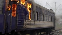 Russland hat am Sonntag Bahnstrecken in der Ukraine attackiert. Unweit der Grenze zu Polen traf ...