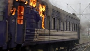 Russland hat am Sonntag Bahnstrecken in der Ukraine attackiert. Unweit der Grenze zu Polen traf ...