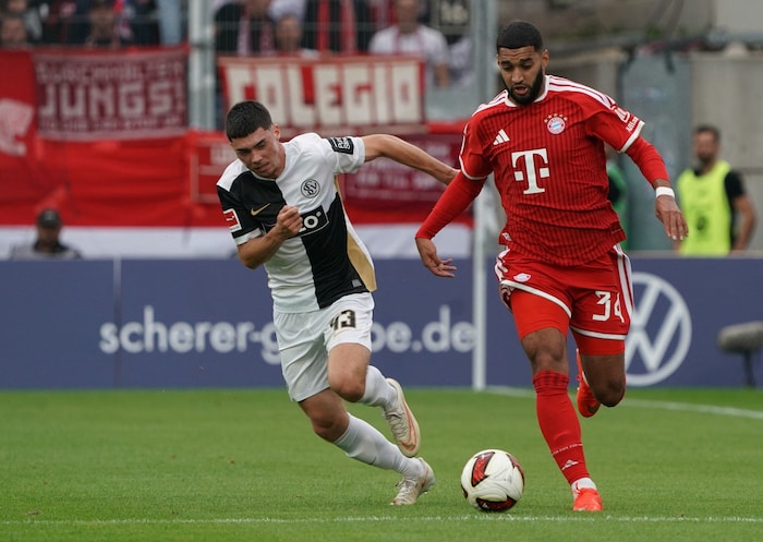 Felix Keidel (links) im Einsatz gegen Bayern-Star Ismael Saibari.
