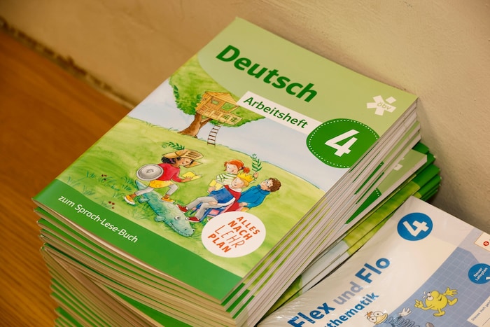Die Schulmaterialien stapeln sich kurz vor Start: Perwein liefert an Schulen in Straßwalchen und ...