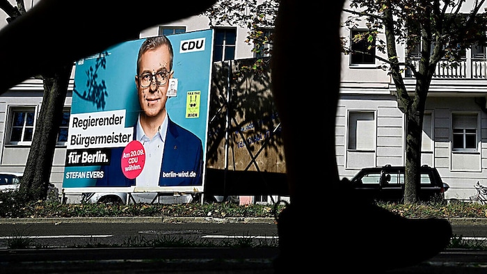 Ein verunstaltetes Wahlplakat der CDU in Berlin