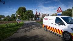 Unbekannte haben Rohre an mehr als 20 Stellen auf die Gleise gelegt.