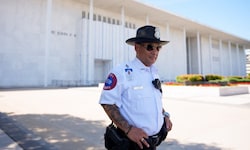 Ein Sicherheitsbeamter vor dem Kennedy Center in Washington D.C.