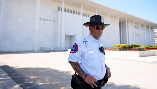 Ein Sicherheitsbeamter vor dem Kennedy Center in Washington D.C.