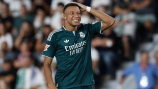 „Gerade noch einmal gutgegangen“, scheint sich Real-Star Kylian Mbappé hier zu denken ...