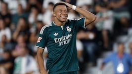 „Gerade noch einmal gutgegangen“, scheint sich Real-Star Kylian Mbappé hier zu denken ...