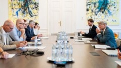 Der Finanzminister im Gespräch mit Wissenschaftlern