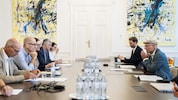Der Finanzminister im Gespräch mit Wissenschaftlern