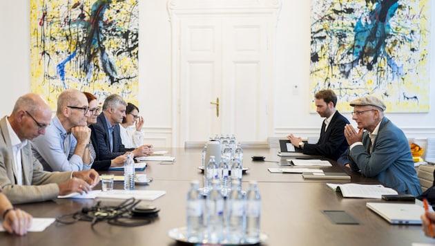 Der Finanzminister im Gespräch mit Wissenschaftlern