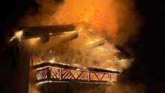 Als die Feuerwehr vor Ort ankam, stand der Dachstuhl bereits im Vollbrand. 