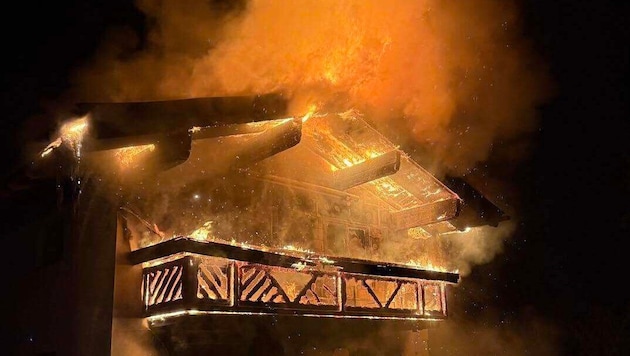 Als die Feuerwehr vor Ort ankam, stand der Dachstuhl bereits im Vollbrand.