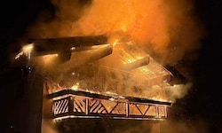 Dachstuhl und Balkon standen in Vollbrand