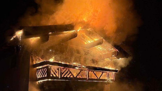 Dachstuhl und Balkon standen in Vollbrand