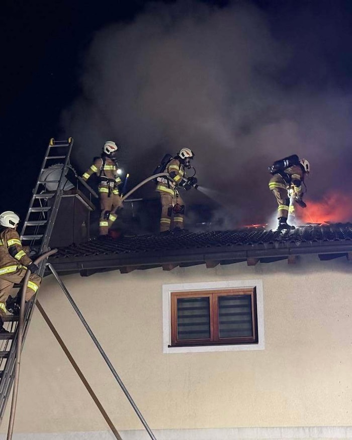 Die Floriani mussten das Dach öffnen und das Feuer von oben bekämpfen.