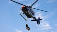 Die Frau musste mit dem Polizeihubschrauber geborgen werden. (Symbolbild)