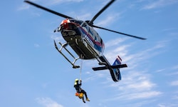 Die Frau musste mit dem Polizeihubschrauber geborgen werden. (Symbolbild)