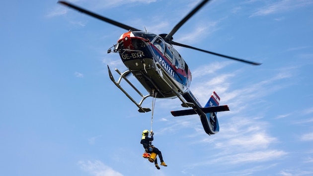 Die Frau musste mit dem Polizeihubschrauber geborgen werden. (Symbolbild)