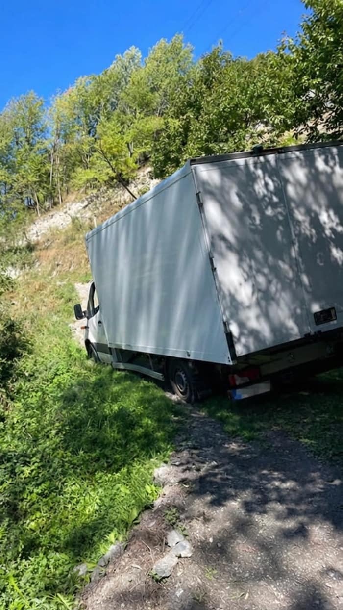 Feuerwehr und Abschleppdienst bargen den Transporter.